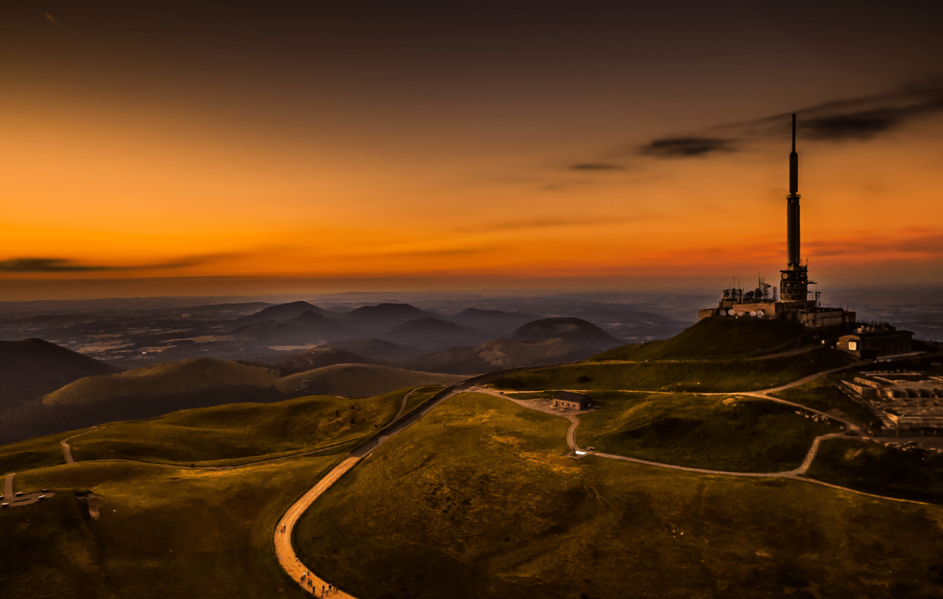 Où admirer les plus beaux couchers de soleil d’hiver sur les volcans d’Auvergne ?